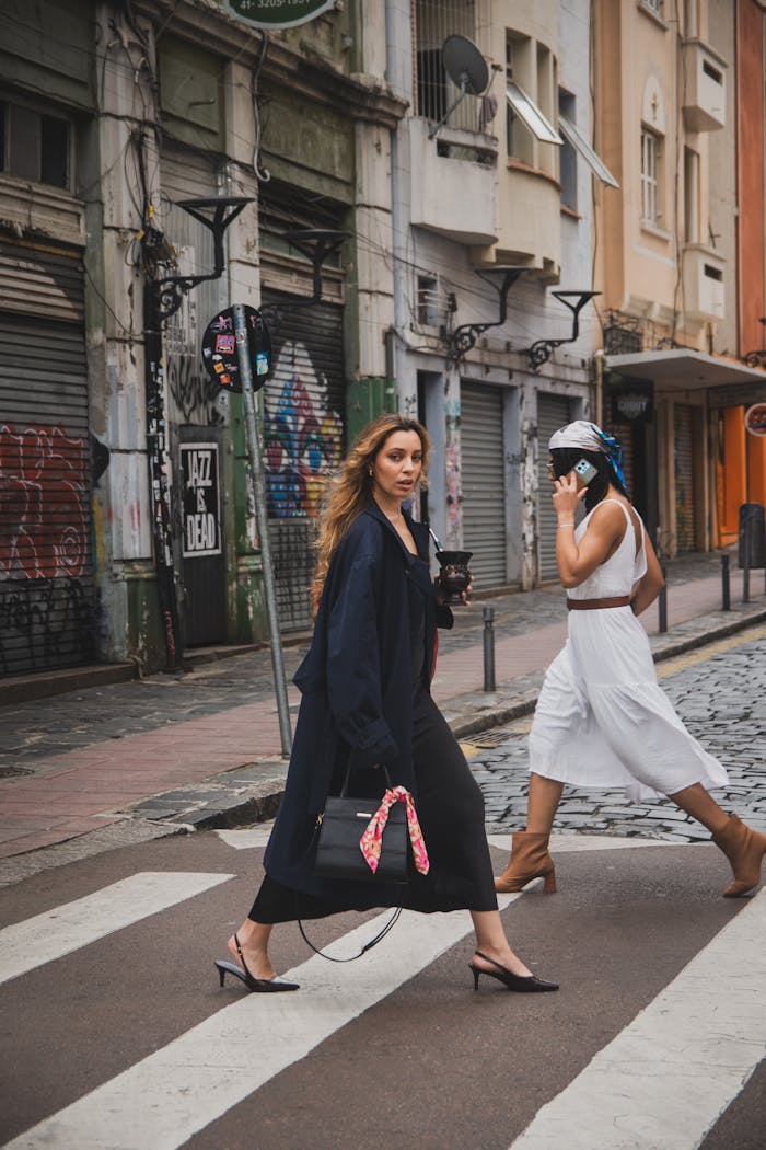 urban-fashion-women-crossing-street-in-cityscape-33772999